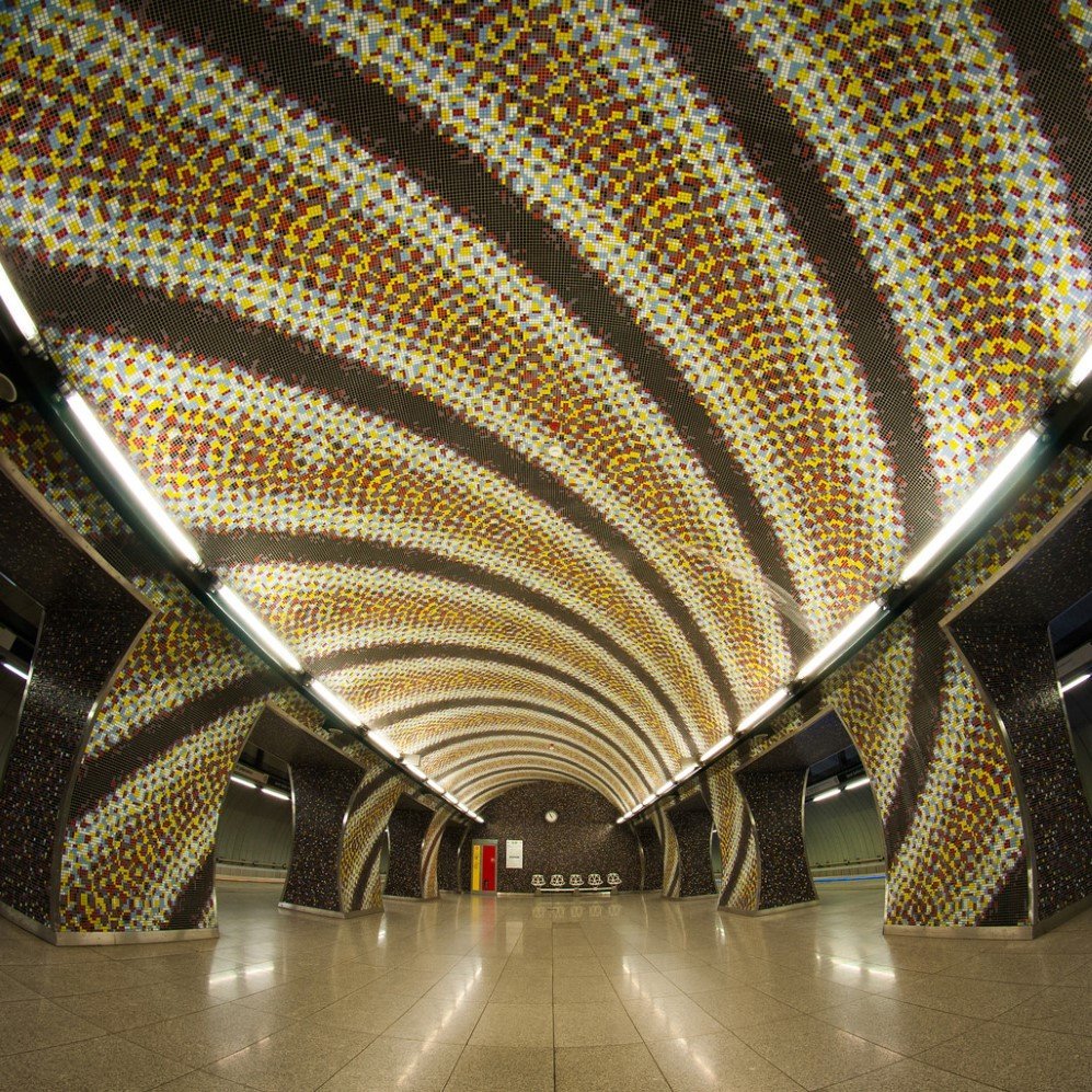 Мир метро. Станция метро Szent Gellért tér в Будапеште. Плиточная мозаика на станции сент Геллерт тер, Будапешт, Венгрия. Сент Геллерт тер метро. Станция «Szent Gellért tér» в Будапеште фяото.