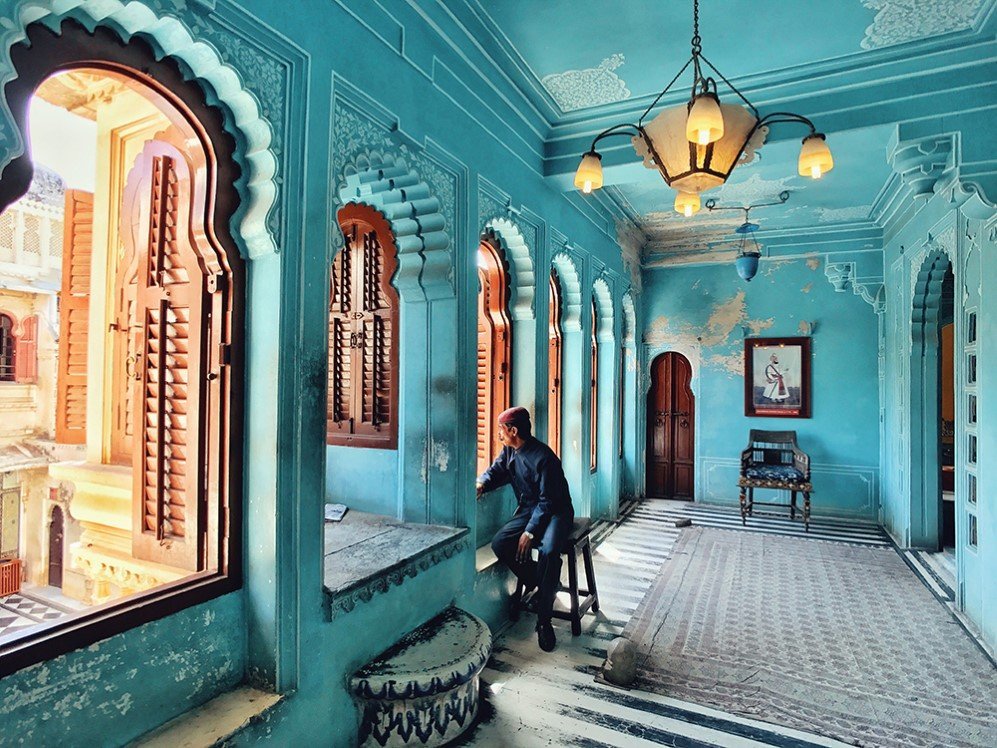 Udaipur is one of the most romantic cities in India. in the City palace, I snapped a moment of one of the staff gazing out of the window as if he saw the slowly historic course of the palace’s construction, which was as quite attractive moment.